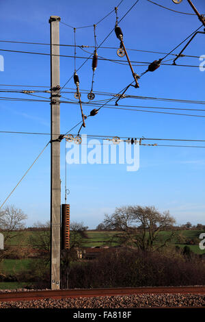 25kV Freileitung Ausrüstung; East Coast Main Line Railway, Peterborough, Cambridgeshire, England, UK Stockfoto