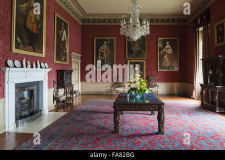 Ansicht des Salons in Oxburgh Hall, Norfolk. Das rote Herde Wallpaper ist eine moderne Replik des Originals, das nach einem Entwurf von a. Pugin J.D. Crace getroffen hatte. Stockfoto