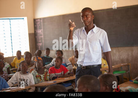 Die Studierenden aus einem Lehrer Lektion an Kouka Primary School in Kouka Abteilung, Burkina Faso. Stockfoto