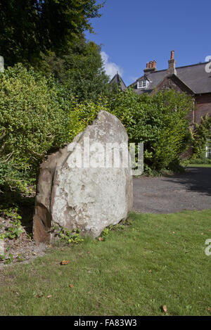 Sarsen Stein vor der Max Gate, Dorset. Der Schriftsteller Thomas Hardy Max Gate entwickelt, um seine eigene Spezifikation und lebte hier seit mehr als vierzig Jahren aus dem Jahr 1885. Stockfoto