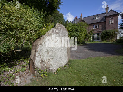 Sarsen Stein vor der Max Gate, Dorset. Der Schriftsteller Thomas Hardy Max Gate entwickelt, um seine eigene Spezifikation und lebte hier seit mehr als vierzig Jahren aus dem Jahr 1885. Stockfoto