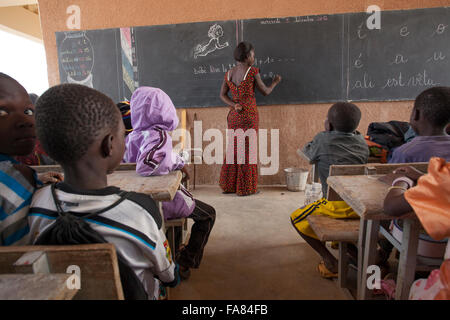 Die Studierenden lernen in Kouka Primary School in Kouka Abteilung, Burkina Faso. Stockfoto