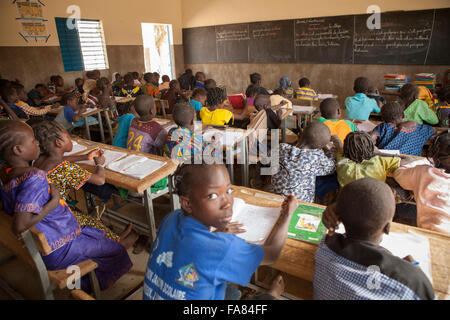 Die Studierenden lernen in Kouka Primary School in Kouka Abteilung, Burkina Faso. Stockfoto