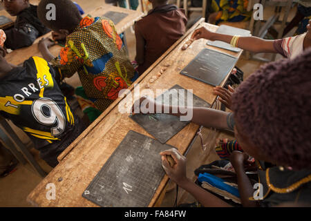 Die Schüler verwenden kleine Schiefer Tafeln an Kouka Primary School in Kouka Abteilung, Burkina Faso. Stockfoto