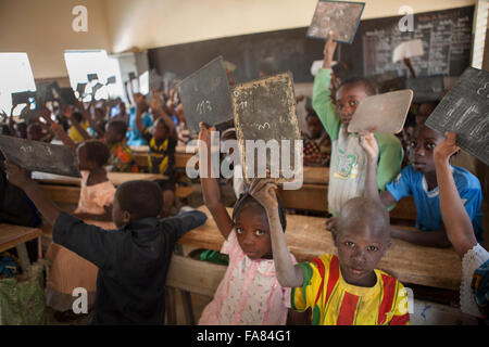 Die Schüler verwenden kleine Schiefer Tafeln an Kouka Primary School in Kouka Abteilung, Burkina Faso. Stockfoto