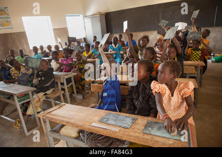 Die Schüler verwenden kleine Schiefer Tafeln an Kouka Primary School in Kouka Abteilung, Burkina Faso. Stockfoto