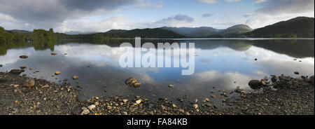 Panoramasicht auf See Windermere und Fells von Cumbria hinter, Low Wray Campingplatz entnommen. Der Campingplatz liegt am ruhigen westlichen Ufer des Lake Windermere und verfügt über spektakuläre See und fiel. Stockfoto