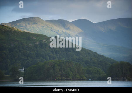 Blick auf Lake Windermere und den Fjälls in Cumbria von Low Wray Campingplatz. Der Campingplatz liegt am ruhigen westlichen Ufer des Lake Windermere und verfügt über spektakuläre See und fiel. Stockfoto