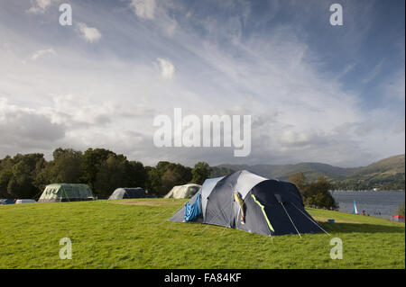 Niedrige Wray Campingplatz, Cumbria. Der Campingplatz liegt am ruhigen westlichen Ufer des Lake Windermere und verfügt über spektakuläre See und fiel. Stockfoto