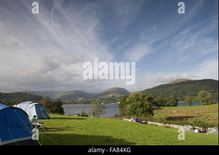 Niedrige Wray Campingplatz, Cumbria. Der Campingplatz liegt am ruhigen westlichen Ufer des Lake Windermere und verfügt über spektakuläre See und fiel. Stockfoto