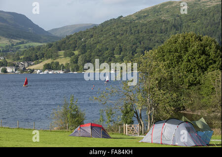 Niedrige Wray Campingplatz, Cumbria. Der Campingplatz liegt am ruhigen westlichen Ufer des Lake Windermere und verfügt über spektakuläre See und fiel. Stockfoto