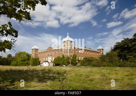 Schritte an der Westfront in Osterley, Isleworth, Middlesex. Das Haus war ursprünglich elisabethanischen und im Jahre 1760-80 von Robert Adam umgebaut. Stockfoto