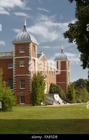 Schritte an der Westfront in Osterley, Isleworth, Middlesex. Das Haus war ursprünglich elisabethanischen und im Jahre 1760-80 von Robert Adam umgebaut. Stockfoto