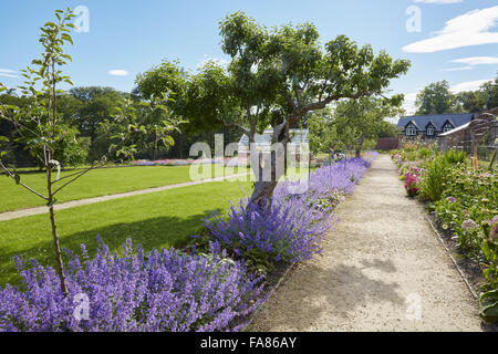 Ein Garten im Frühling bei der Quarry Bank, Cheshire. Steinbruch-Bank ist eine funktionierende Mühle gebaut im Jahre 1784. Stockfoto