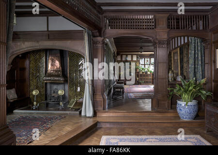 Eine Innenansicht von Wightwick Manor und Gärten, West Midlands. Wightwick Manor wurde begonnen, 1887 im alten englischen Stil, und hat eine hervorragende Sammlung von William Morris Gewebe und präraffaelitische Gemälde. Stockfoto