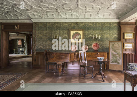 Eine Innenansicht von Wightwick Manor und Gärten, West Midlands. Wightwick Manor wurde begonnen, 1887 im alten englischen Stil, und hat eine hervorragende Sammlung von William Morris Gewebe und präraffaelitische Gemälde. Stockfoto