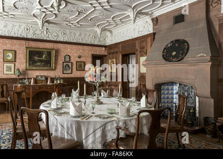 Eine Innenansicht von Wightwick Manor und Gärten, West Midlands. Wightwick Manor wurde begonnen, 1887 im alten englischen Stil, und hat eine hervorragende Sammlung von William Morris Gewebe und präraffaelitische Gemälde. Stockfoto