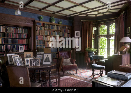 Eine Innenansicht von Wightwick Manor und Gärten, West Midlands. Wightwick Manor wurde begonnen, 1887 im alten englischen Stil, und hat eine hervorragende Sammlung von William Morris Gewebe und präraffaelitische Gemälde. Stockfoto