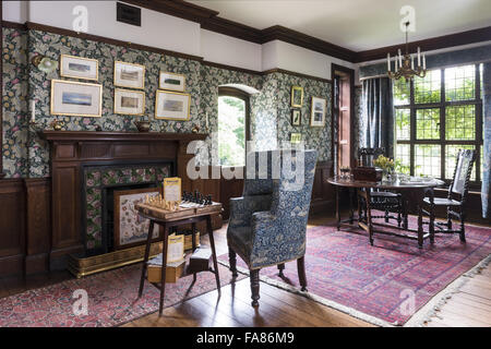 Eine Innenansicht von Wightwick Manor und Gärten, West Midlands. Wightwick Manor wurde begonnen, 1887 im alten englischen Stil, und hat eine hervorragende Sammlung von William Morris Gewebe und präraffaelitische Gemälde. Stockfoto