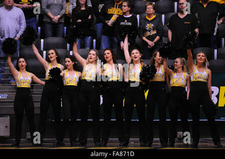 Wichita, Kansas, USA. 22. Dezember 2015. Wichita State Shockers Cheer Squad singen Schullied vor dem Spiel bei den NCAA Basketball-Spiel zwischen der Nevada Wolf Pack und die Wichita State Shockers in Charles Koch Arena in Wichita, Kansas. Kendall Shaw/CSM/Alamy Live-Nachrichten Stockfoto