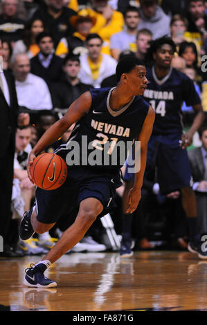 Wichita, Kansas, USA. 22. Dezember 2015. Nevada Wolf Pack Guard Eric Cooper Jr. (21) Handspiel bei der NCAA Basketball-Spiel zwischen der Nevada Wolf Pack und die Wichita State Shockers in Charles Koch Arena in Wichita, Kansas. Kendall Shaw/CSM/Alamy Live-Nachrichten Stockfoto