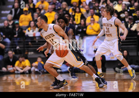 Wichita, Kansas, USA. 22. Dezember 2015. Wichita State Shockers Wache John Robert Simon (14) Handspiel bei der NCAA Basketball-Spiel zwischen der Nevada Wolf Pack und die Wichita State Shockers in Charles Koch Arena in Wichita, Kansas. Kendall Shaw/CSM/Alamy Live-Nachrichten Stockfoto