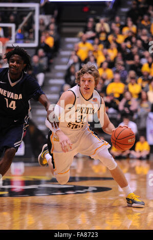 Wichita, Kansas, USA. 22. Dezember 2015. Wichita State Shockers bewachen Ron Baker (31) Laufwerke in den Korb während der NCAA Basketball-Spiel zwischen der Nevada Wolf Pack und die Wichita State Shockers in Charles Koch Arena in Wichita, Kansas. Kendall Shaw/CSM/Alamy Live-Nachrichten Stockfoto