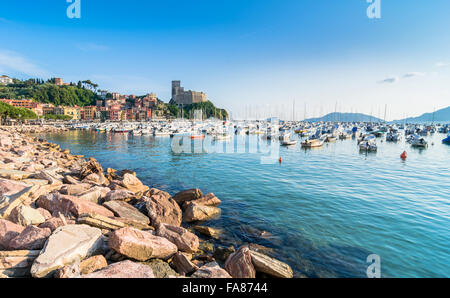 Blick auf den Sonnenuntergang Strand und Golf der Poeten in Lerici, Italien. Stockfoto
