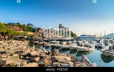 Sonnenuntergang Blick auf Hafen und Golf der Poeten in Lerici, Italien. Stockfoto