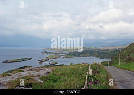 Irland, County Cork, Beara Halbinsel, Blick auf Coulagh Bucht, Straße von Eyeries nach Ardgroom Stockfoto