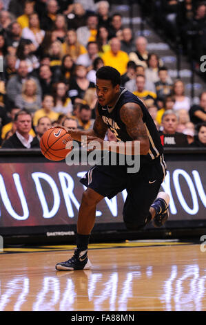 Wichita, Kansas, USA. 22. Dezember 2015. Nevada Wolf Pack bewachen Tyron Criswell (2) Laufwerke in den Korb während der NCAA Basketball-Spiel zwischen der Nevada Wolf Pack und die Wichita State Shockers in Charles Koch Arena in Wichita, Kansas. Kendall Shaw/CSM/Alamy Live-Nachrichten Stockfoto