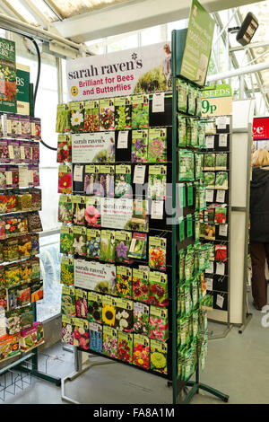 Pakete von Johnsons Sarah Raven Biene und Schmetterling freundlich Blumensamen für Verkauf auf einem Display stehen in ein Gartencenter Stockfoto