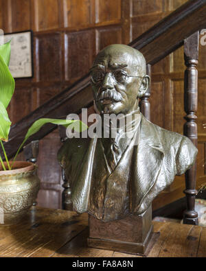 Rudyard Kipling von s. Lynge-Hutchinson im inneren Saal Bateman, East Sussex. Bronze. National Trust Inventarnummer 761574. Batemans war die Heimat des Schriftstellers Rudyard Kipling von 1902 bis 1936. Stockfoto