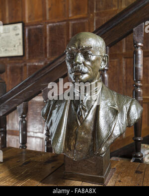 Rudyard Kipling von s. Lynge-Hutchinson im inneren Saal Bateman, East Sussex. Bronze. National Trust Inventarnummer 761574. Batemans war die Heimat des Schriftstellers Rudyard Kipling von 1902 bis 1936. Stockfoto