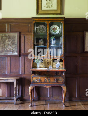 Schrank im Wohnzimmer Elsie Kipling Bateman, East Sussex. Glas und Nussbaum. 1700-1730. National Trust Inventarnummer 760857. Batemans war die Heimat des Schriftstellers Rudyard Kipling von 1902 bis 1936. Stockfoto