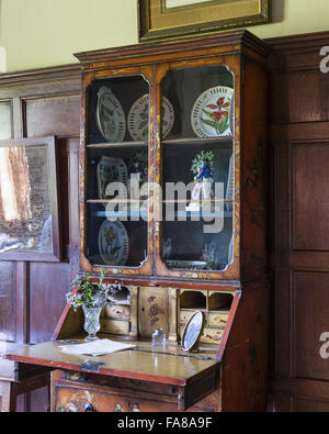 Schrank im Wohnzimmer Elsie Kipling Bateman, East Sussex. Glas und Nussbaum. 1700-1730. National Trust Inventarnummer 760857. Batemans war die Heimat des Schriftstellers Rudyard Kipling von 1902 bis 1936. Stockfoto