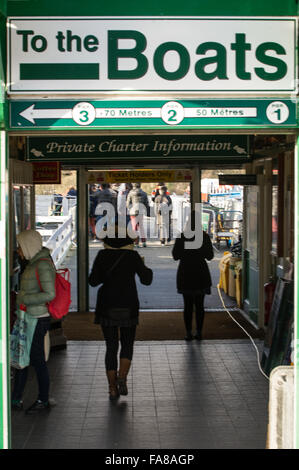 Cumbria, UK. 23. Dezember 2015. Rund 70 % der Touristen in Bowness sind fremd, viele britische Touristen haben wegen der Überschwemmungen blieben aber Unternehmen sind offen und Handel. Bildnachweis: Michael Scott/Alamy Live-Nachrichten Stockfoto