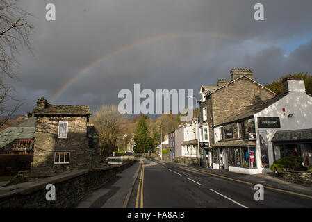 Cumbria, UK. 23. Dezember 2015. Ein Regenbogen über Ambleside im Lake District, Cumbria. Bildnachweis: Michael Scott/Alamy Live-Nachrichten Stockfoto