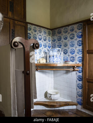 Die En-Suite Badezimmer in Johns Schlafzimmer bei Bateman, East Sussex. Batemans war die Heimat des Schriftstellers Rudyard Kipling von 1902 bis 1936. Stockfoto