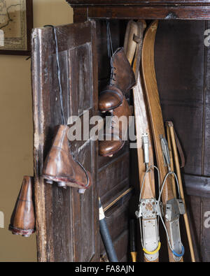 Ein offener Kleiderschrank im Schlafzimmer John Bateman, East Sussex. Batemans war die Heimat des Schriftstellers Rudyard Kipling von 1902 bis 1936. Stockfoto