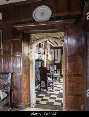 Blick von der Halle aus der inneren Halle bei Bateman, East Sussex. Batemans war die Heimat des Schriftstellers Rudyard Kipling von 1902 bis 1936. Stockfoto