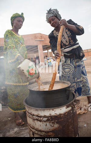 Reis ist parboiled, vor dem Verkauf an eine Gruppe Verarbeitung Frauenzentrum in Sourou Provinz, Burkina Faso. Stockfoto