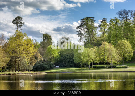 Der See am Claremont Landschaftsgarten, Surrey. Der See wie von Bridgeman 1715 geplant war kreisrund; die heutige unregelmäßige Gestalt wurde von William Kent c.1738 erstellt. Stockfoto