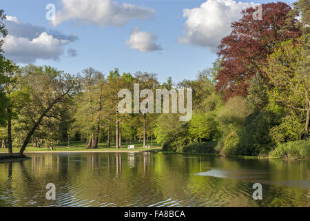 Der See am Claremont Landschaftsgarten, Surrey. Der See wie von Bridgeman 1715 geplant war kreisrund; die heutige unregelmäßige Gestalt wurde von William Kent c.1738 erstellt. Stockfoto