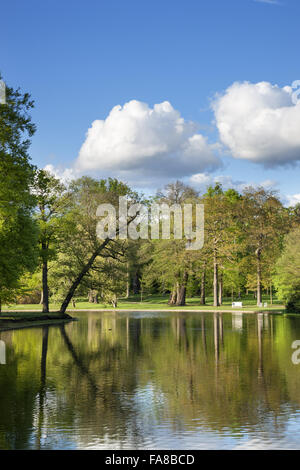 Der See am Claremont Landschaftsgarten, Surrey. Der See wie von Bridgeman 1715 geplant war kreisrund; die heutige unregelmäßige Gestalt wurde von William Kent c.1738 erstellt. Stockfoto