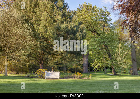 Einer Bank am Claremont Landschaftsgarten, Surrey. Stockfoto