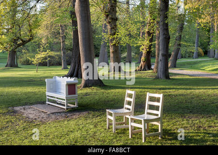 Stühlen und einer Bank am Claremont Landschaftsgarten, Surrey. Stockfoto