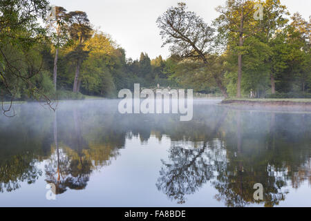 Nebel auf den See und die Grotte am Claremont Landschaftsgarten, Surrey. Die Grotte wurde 1750 von Mason Joesph Pickford unter der Leitung von Stephen Wright gebaut. Stockfoto