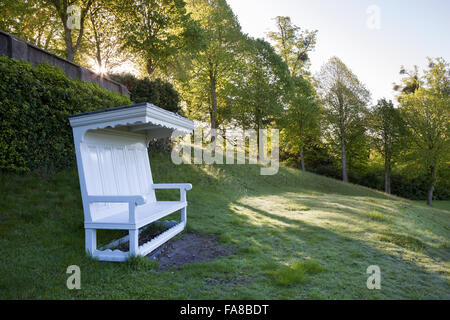 Die Bank an der Spitze des Amphitheaters in Claremont Landschaftsgarten, Surrey. Stockfoto