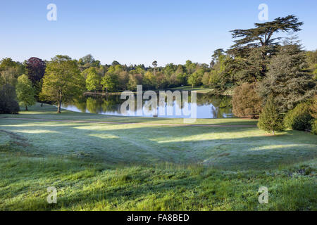 Blick von oben auf dem Rasen Amphitheater am Claremont Landschaftsgarten, Surrey. Das Amphitheater wurde um 1722 von Charles Bridgeman erstellt. Stockfoto